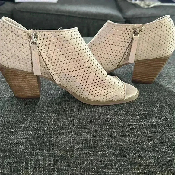 Size 8.5 perforated beige open toed booties from DV8 by Dolce Vita - Picture 7 of 9